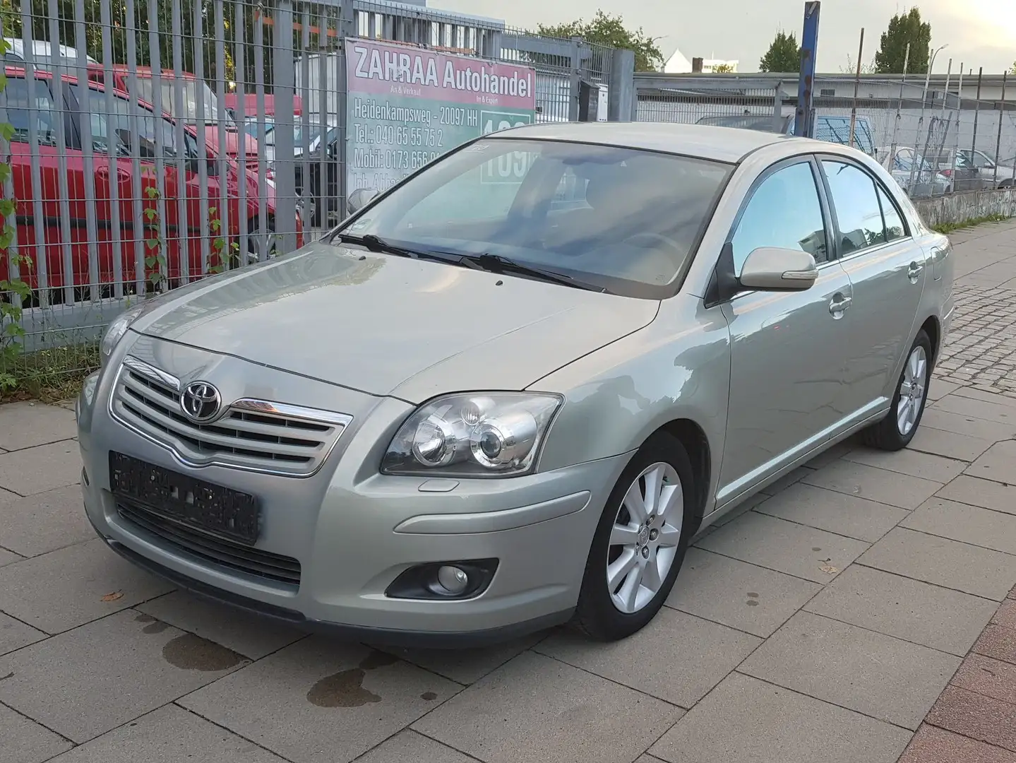 Toyota Avensis 1.8 Executive Liftback Grün - 1
