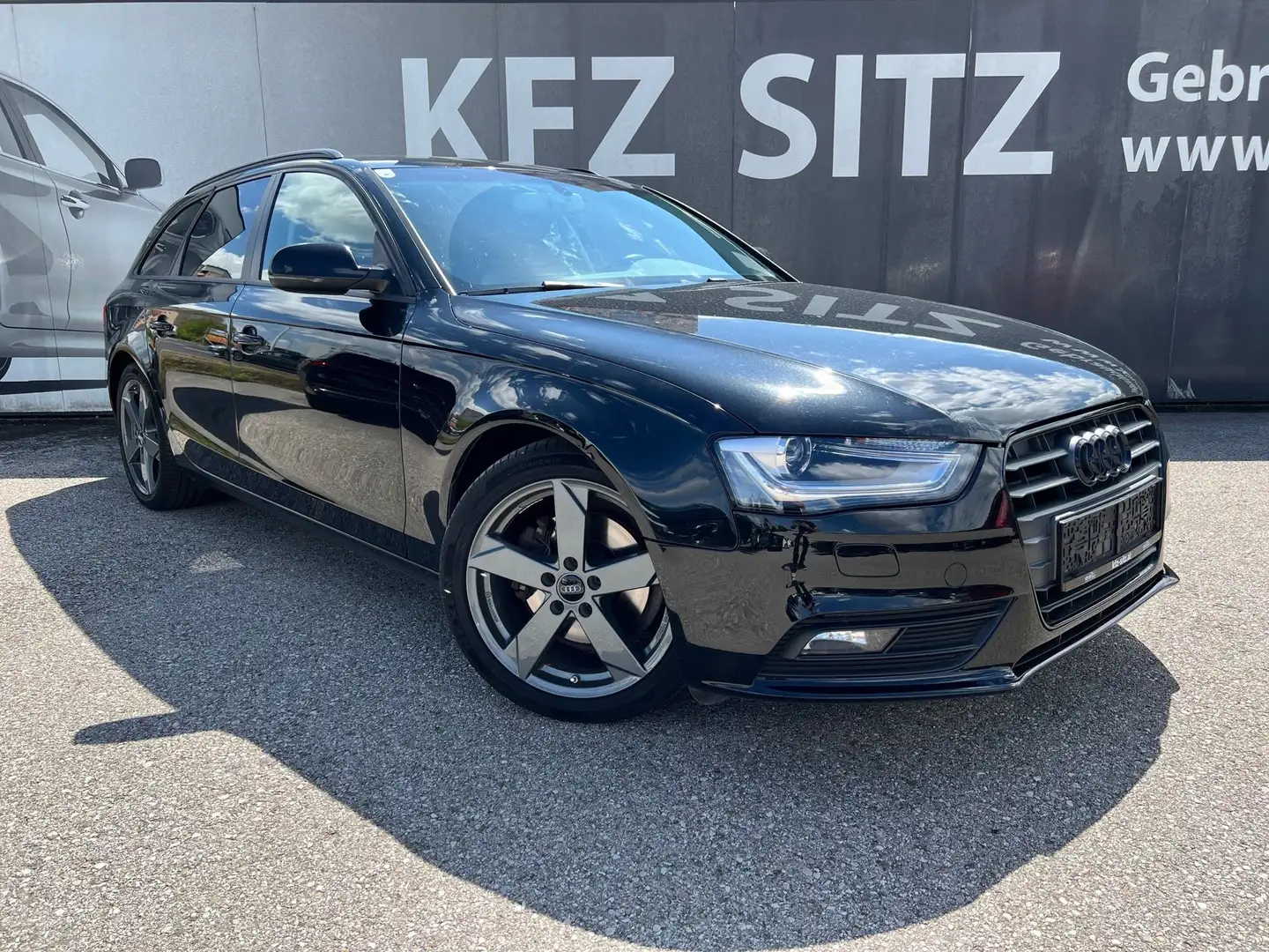 Audi A4 Avant 2,0 TDI Ultra Intense Schwarz - 1