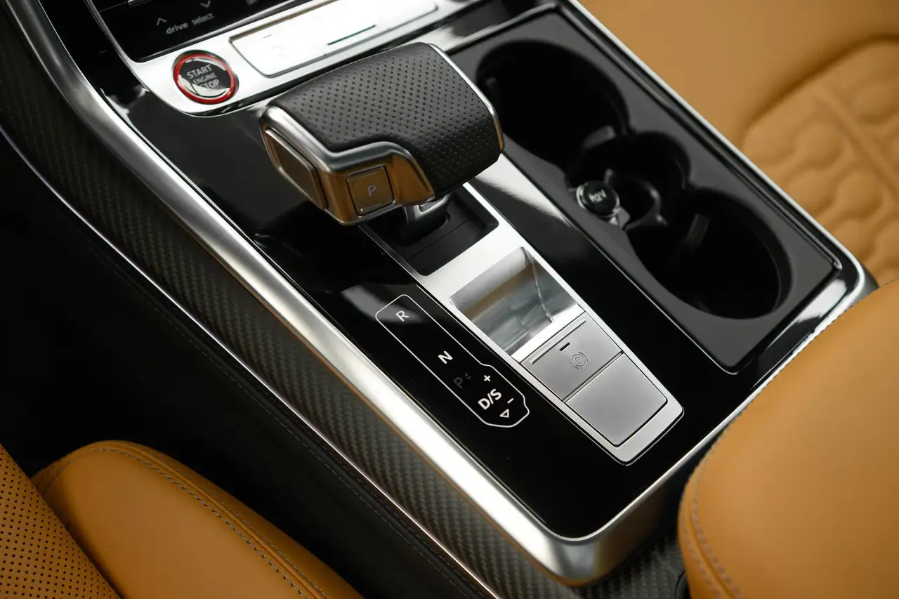 Audi RS Q8 снимка Audi RS Q8