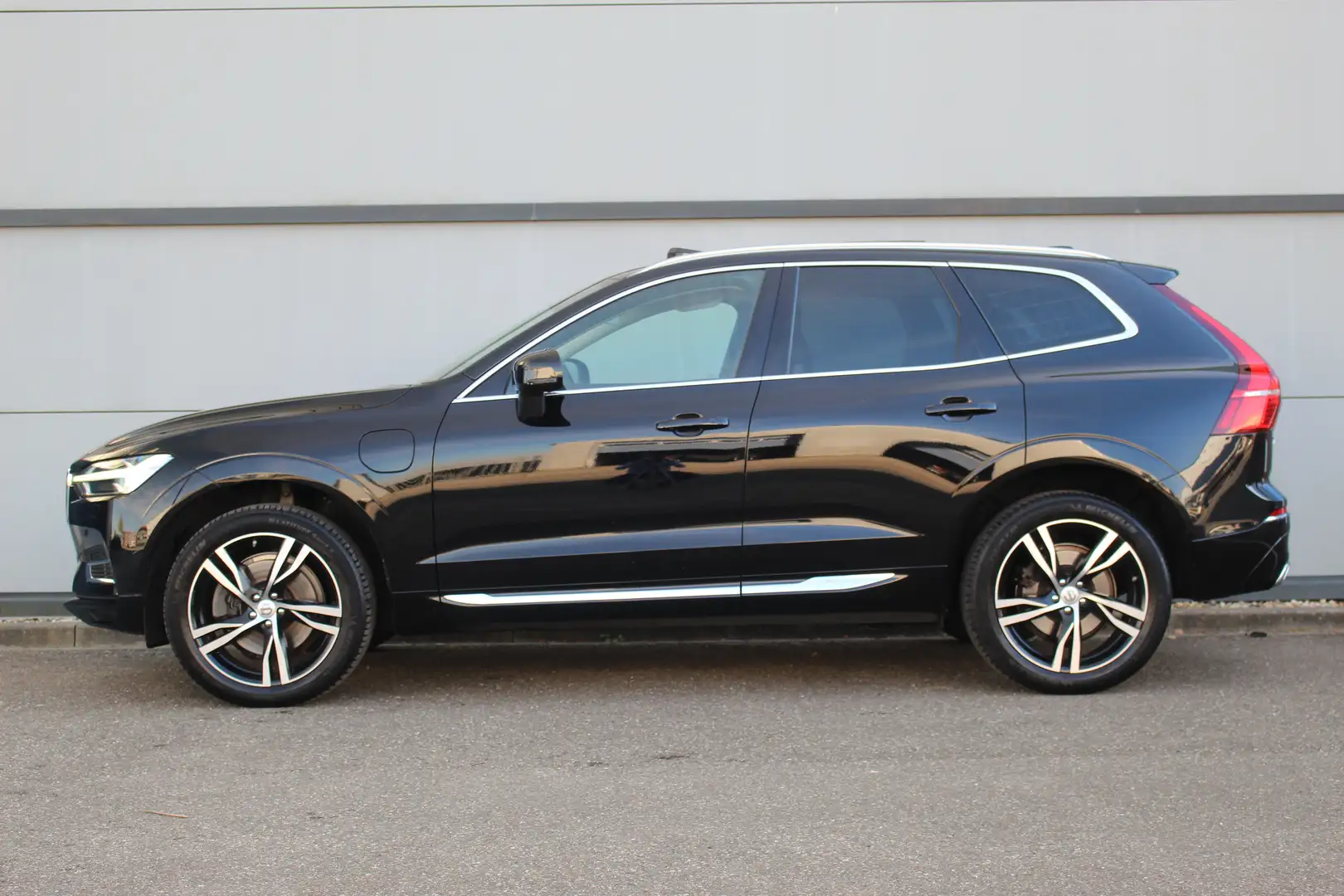 Volvo XC60 2.0 T8 407 PK Twin Engine AWD Inscription | Luchtv Schwarz - 2