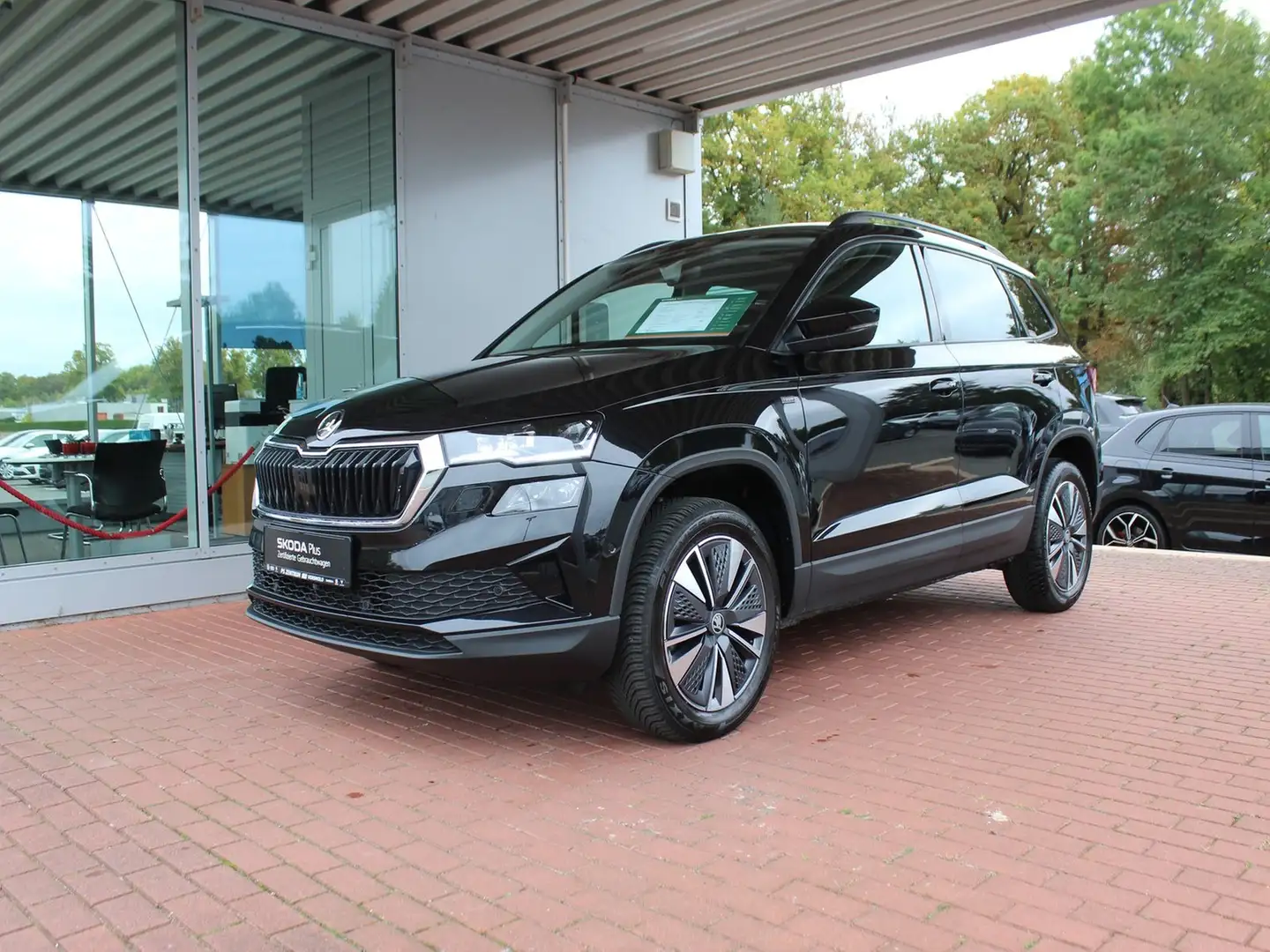 Skoda Karoq 1.5 TSI DSG Selection Schwarz - 2