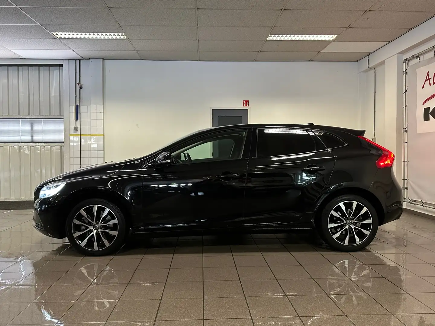 Volvo V40 1.5 T3 Dynamic Edition * Automaat / Afn. Trekhaak Zwart - 2