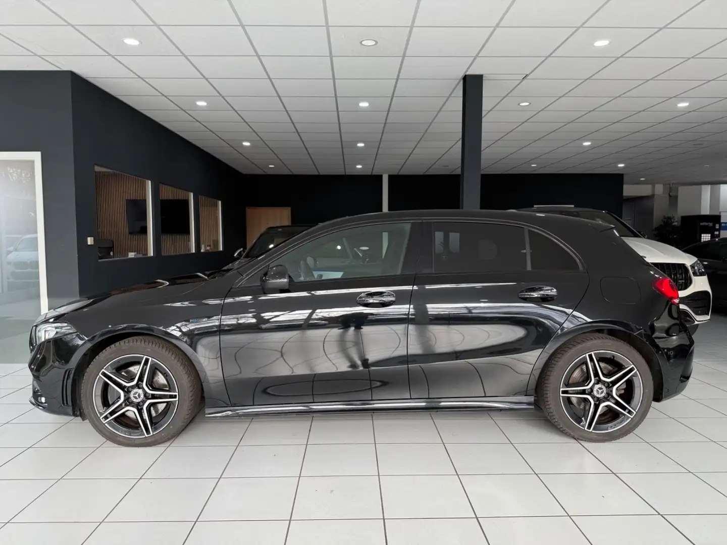 Mercedes-Benz A 250 e*AMG-LINE*PANO*MEMORY*KEYLESS*CARPLAY*AMBI Schwarz - 2