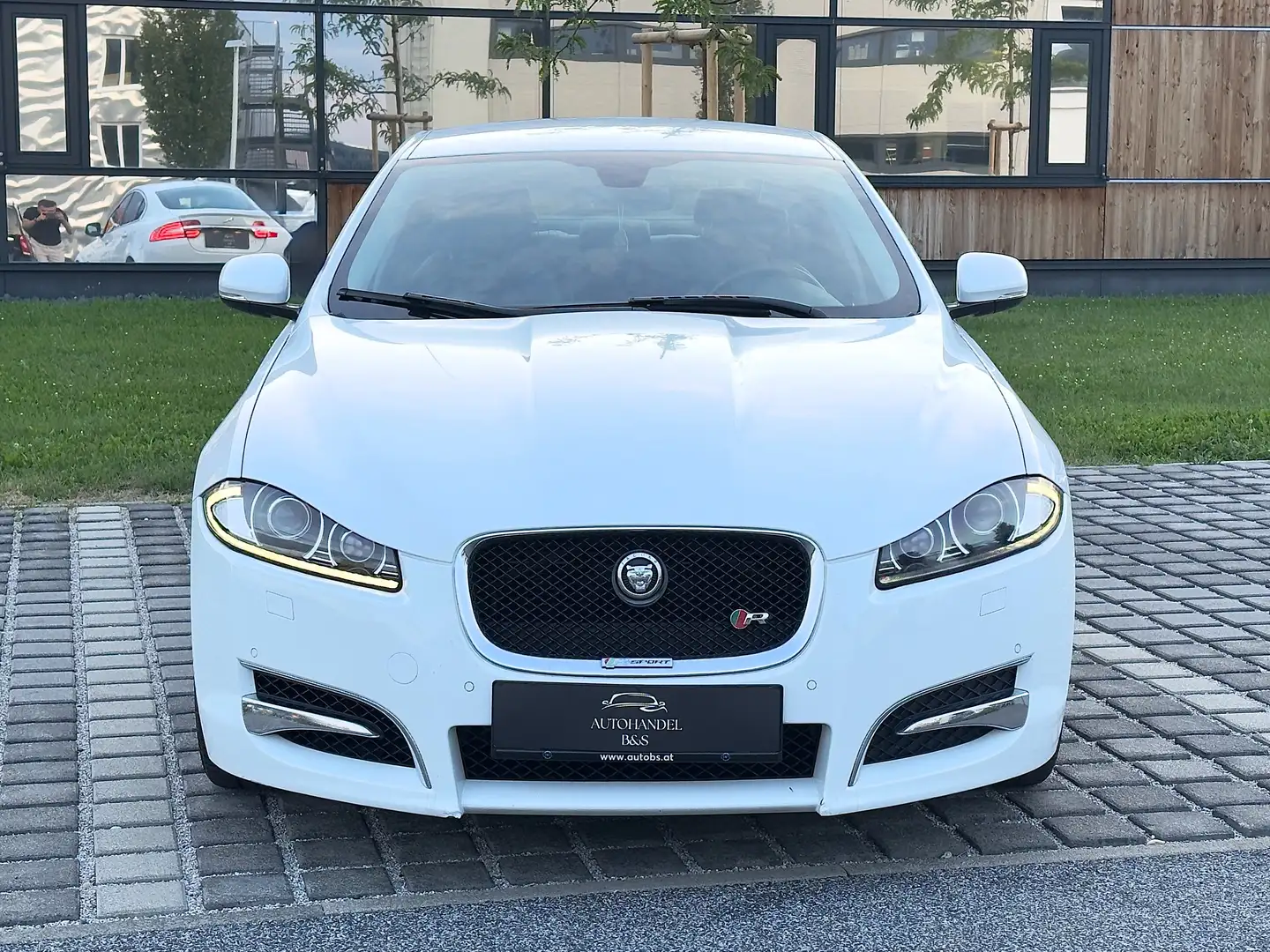 Jaguar XF XF 3,0 Diesel Premium Luxury R-Dynamic Weiß - 2