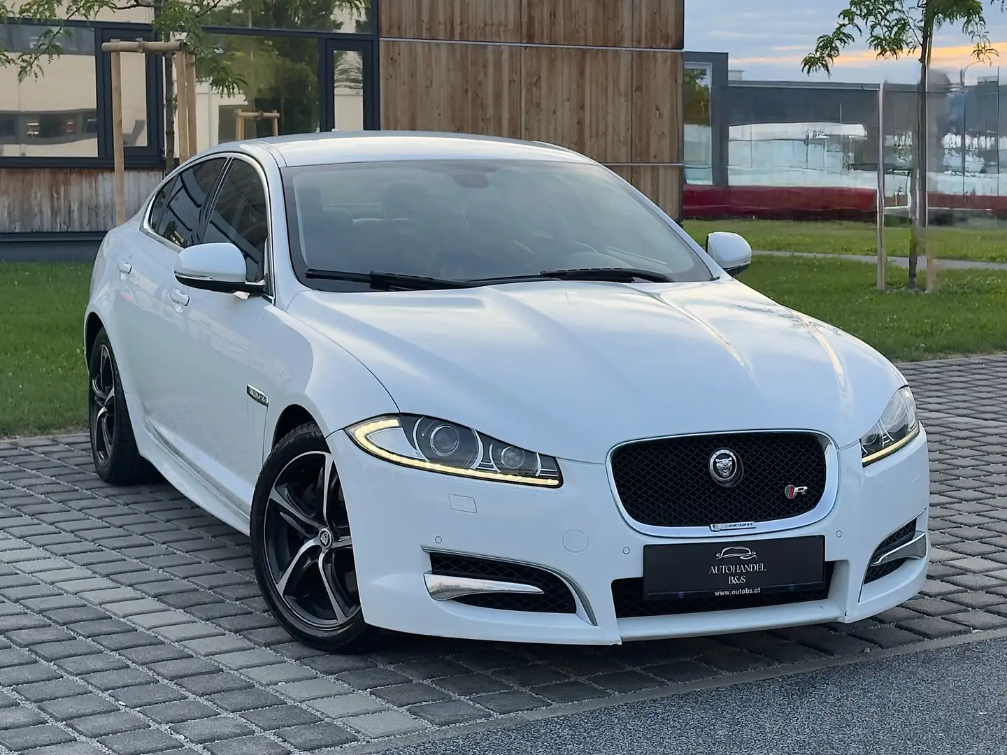 Jaguar XF XF 3,0 Diesel Premium Luxury R-Dynamic Weiß - 1