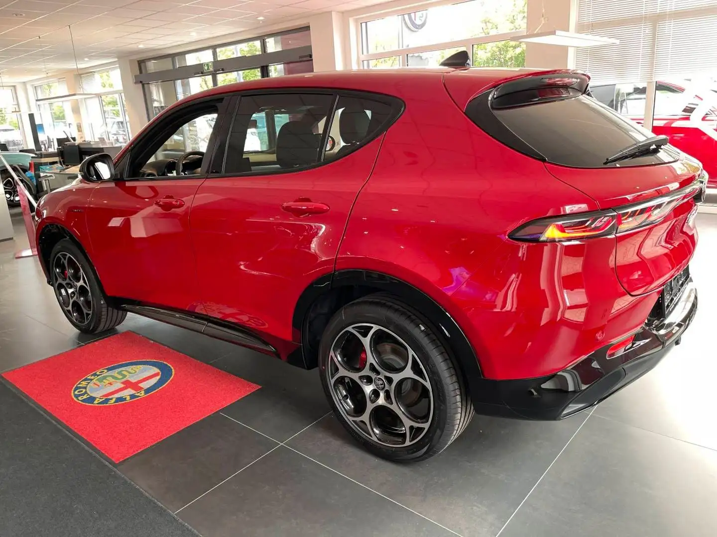 Alfa Romeo Tonale Ibrida MY25 VELOCE 1.5 VGT 118kW 160ps 48 Красный - 2
