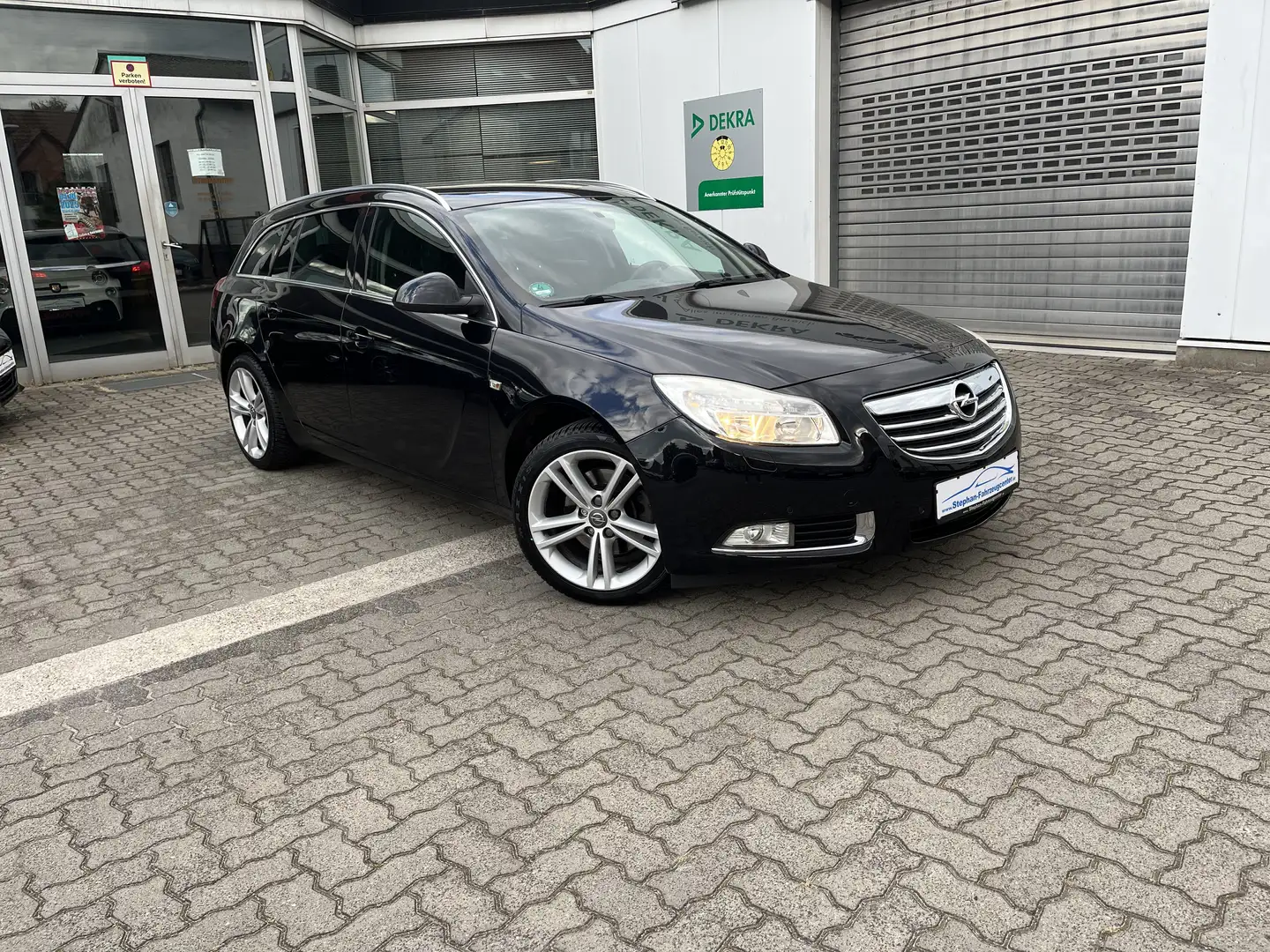 Opel Insignia Sports Tourer Sport mit Alus,Navi,AHK…. Schwarz - 1