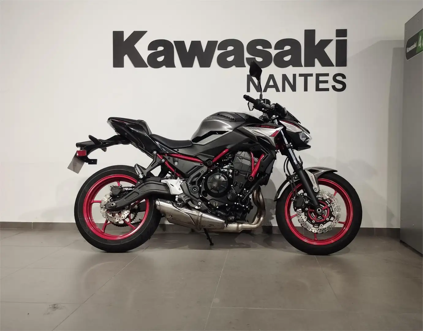 Kawasaki Z 650 Grau - 2