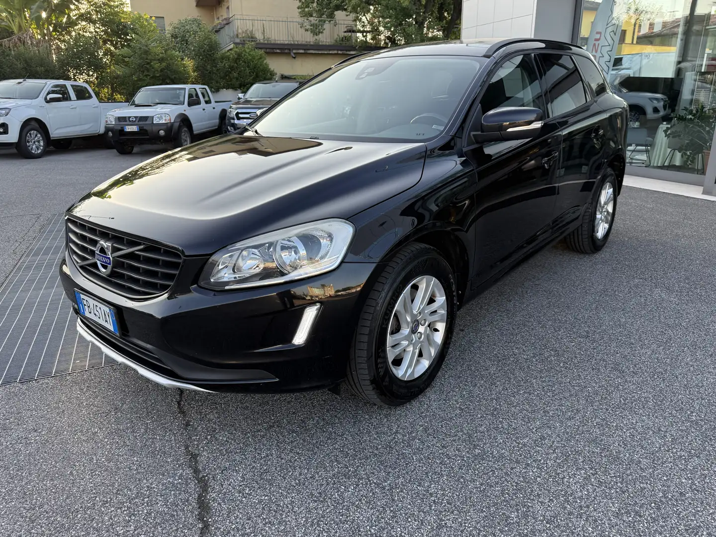 Volvo XC60 XC60 2.4 d4 Momentum awd 190cv geartronic Zwart - 2