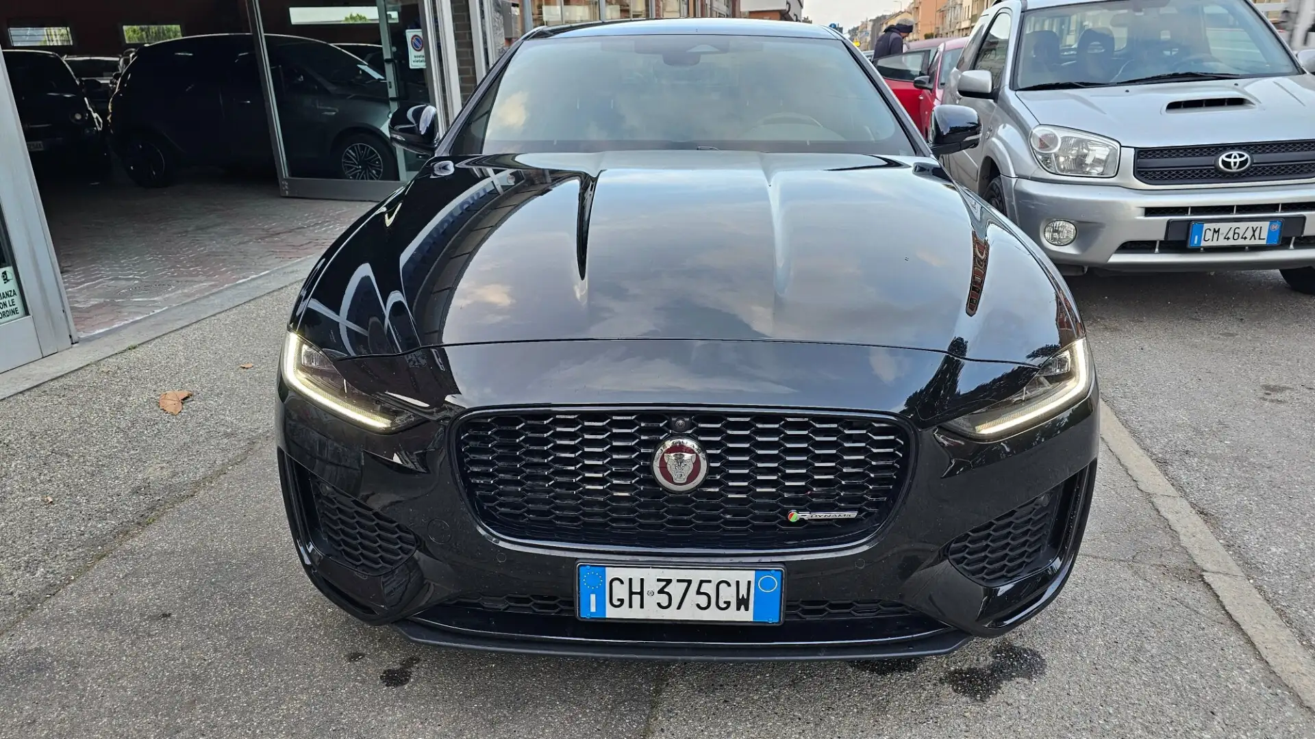 Jaguar XE 2.0 D 204 CV AWD aut. R-Dynamic S Fekete - 2