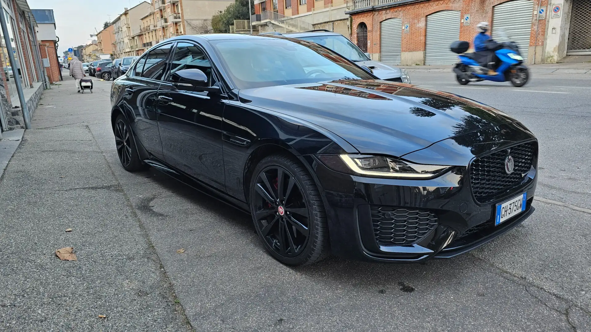 Jaguar XE 2.0 D 204 CV AWD aut. R-Dynamic S Fekete - 1