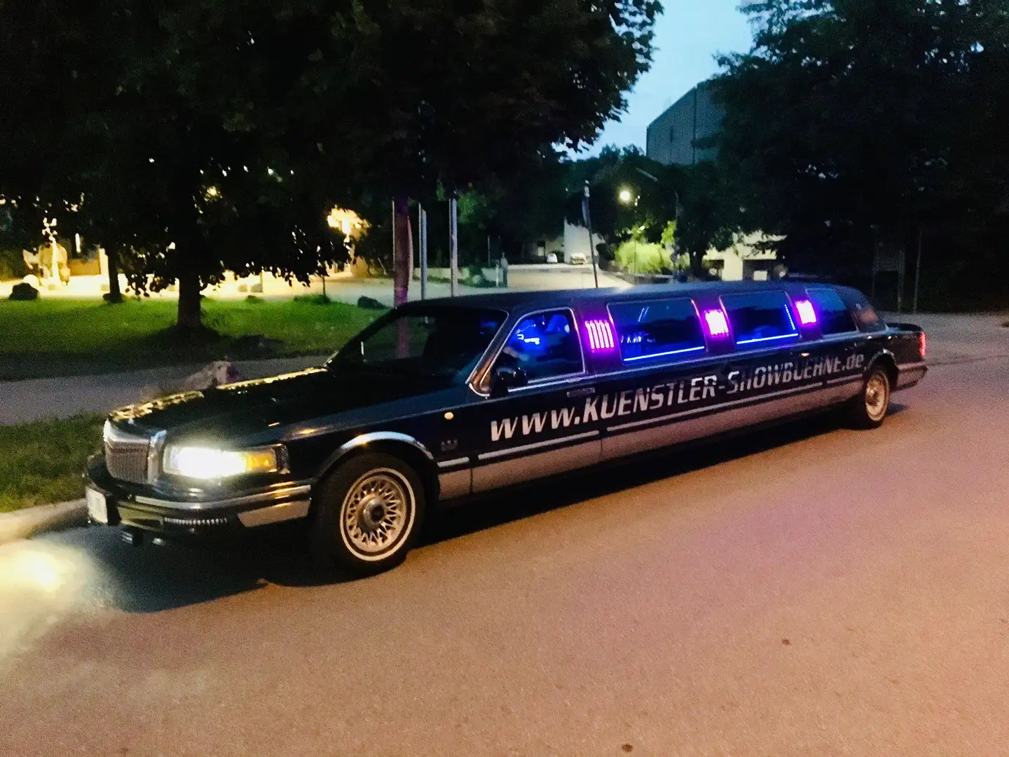 Lincoln Town Car VIP Show-Stretchlimousine Schwarz - 2