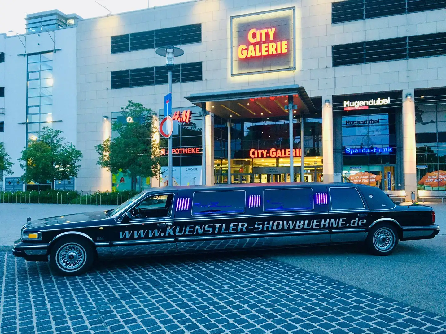 Lincoln Town Car VIP Show-Stretchlimousine Schwarz - 1