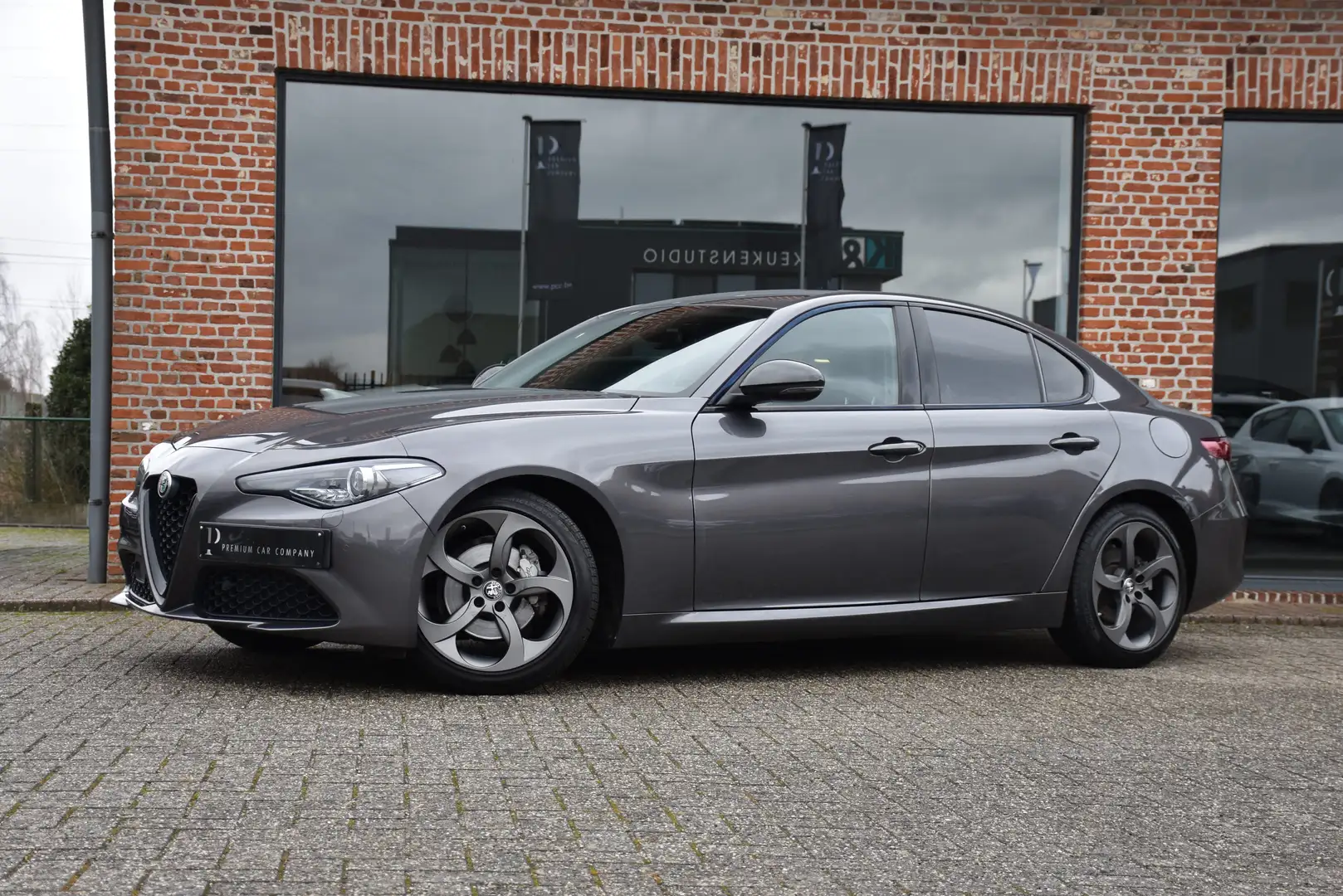 Alfa Romeo Giulia 2.2 JTDm | Automaat| Active cruise| Navi| Xenon| Grau - 2