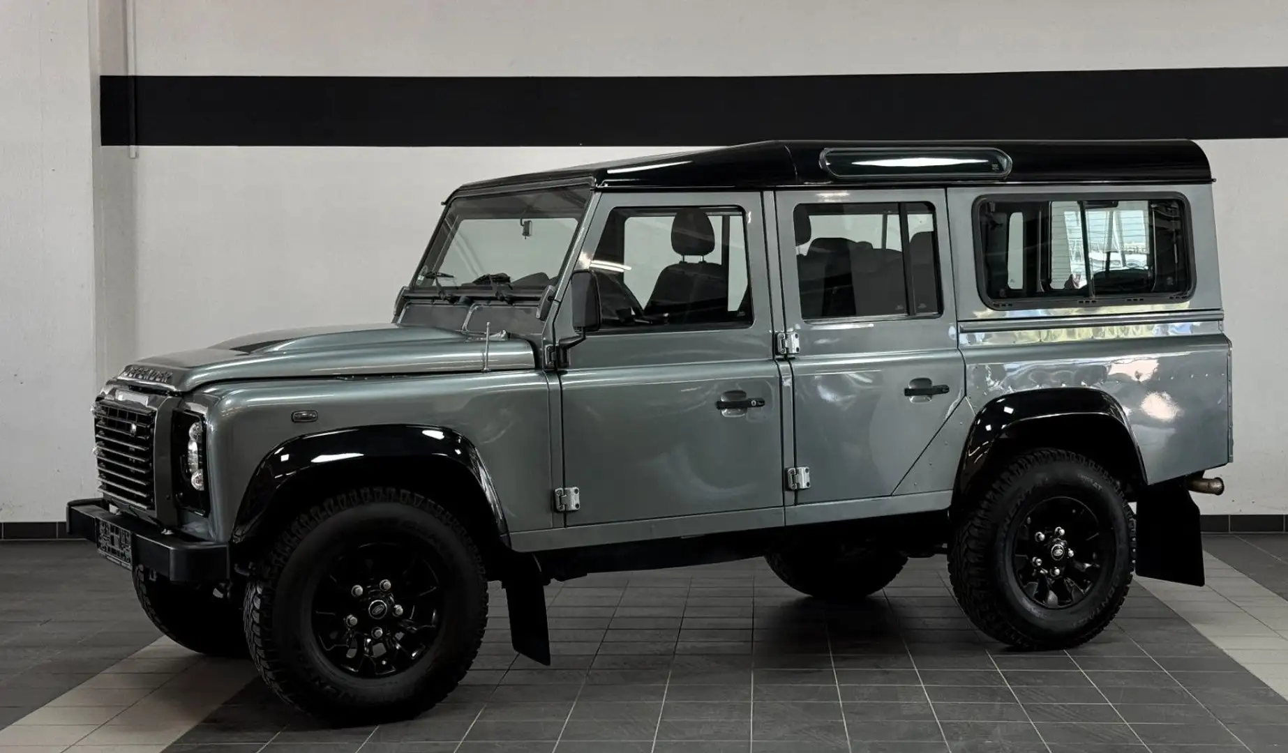 Land Rover Defender Grey - 1