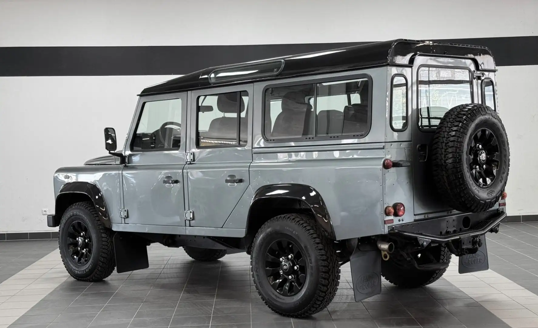 Land Rover Defender Grey - 2