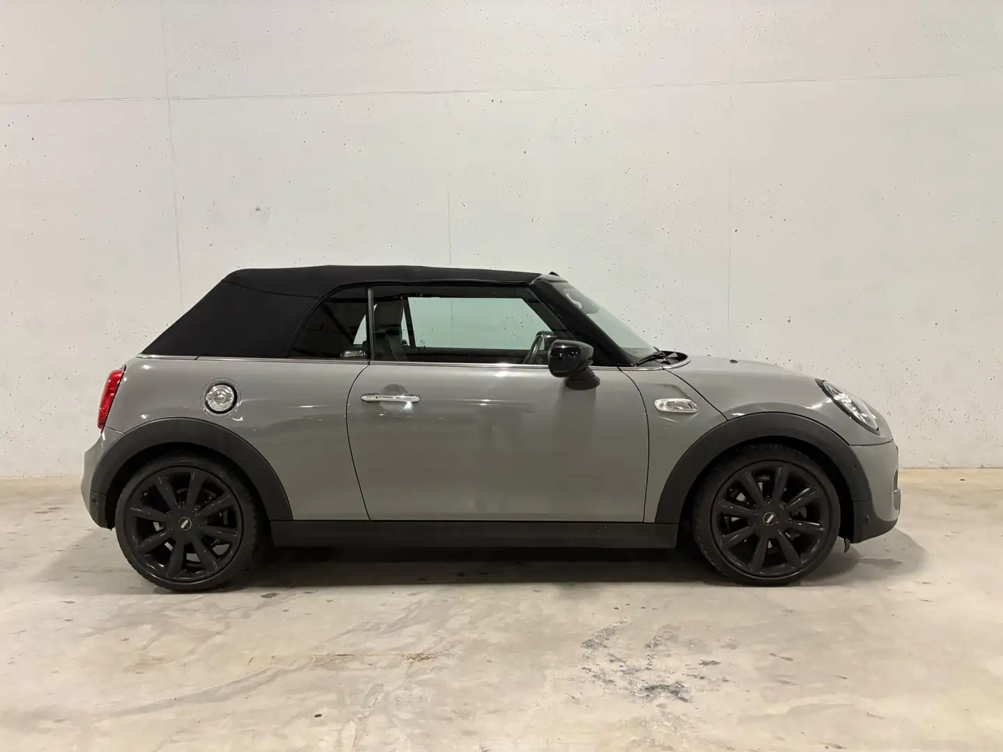 MINI John Cooper Works Cabrio JCW 2.0 S Night Jack Edition BTW 21% Aut. Leer Cam Grijs - 2