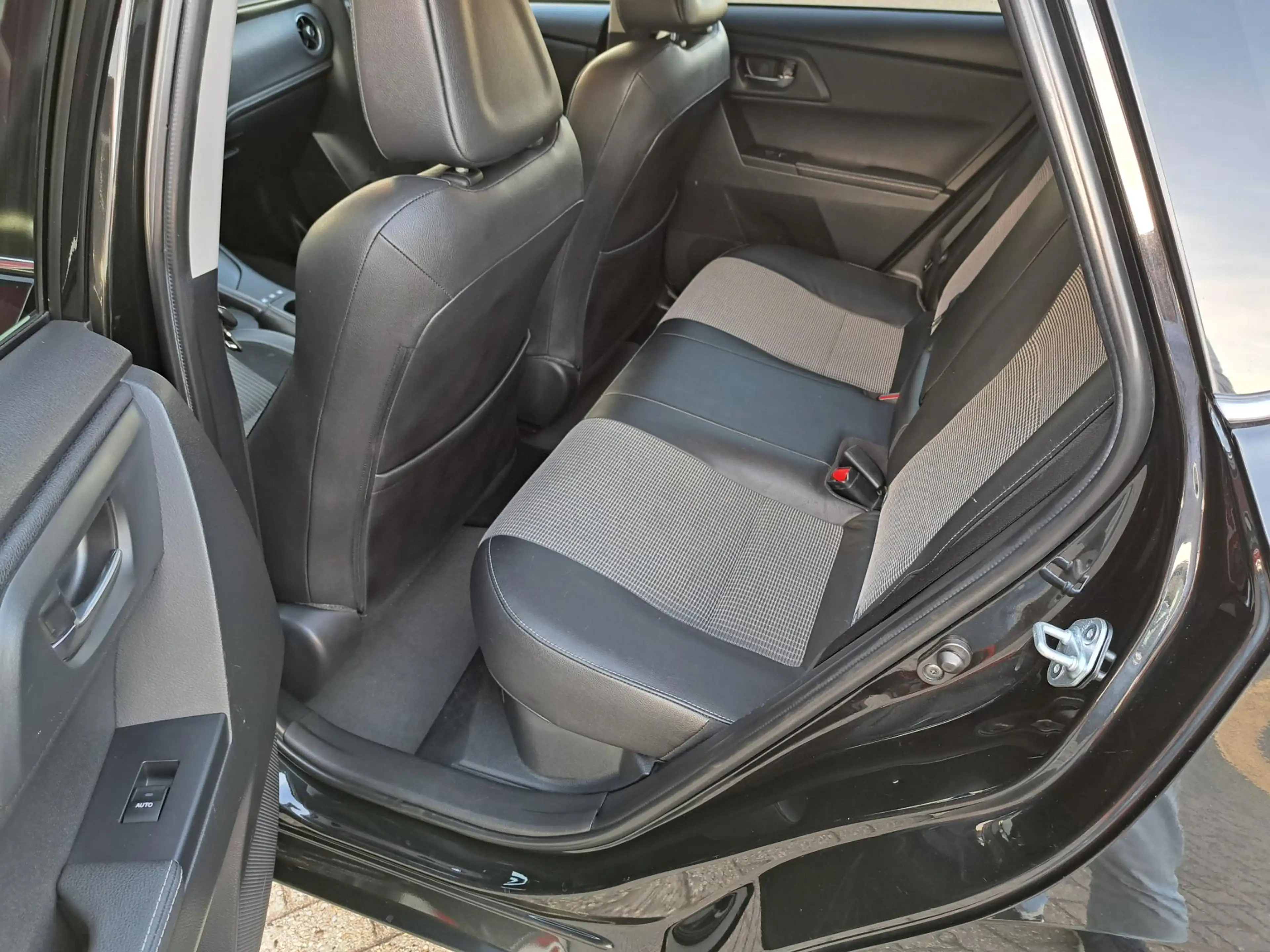 Toyota Auris 1.8 Hybrid Executive NETTE NL- AUTO LICHTMETAAL ME — photo 12