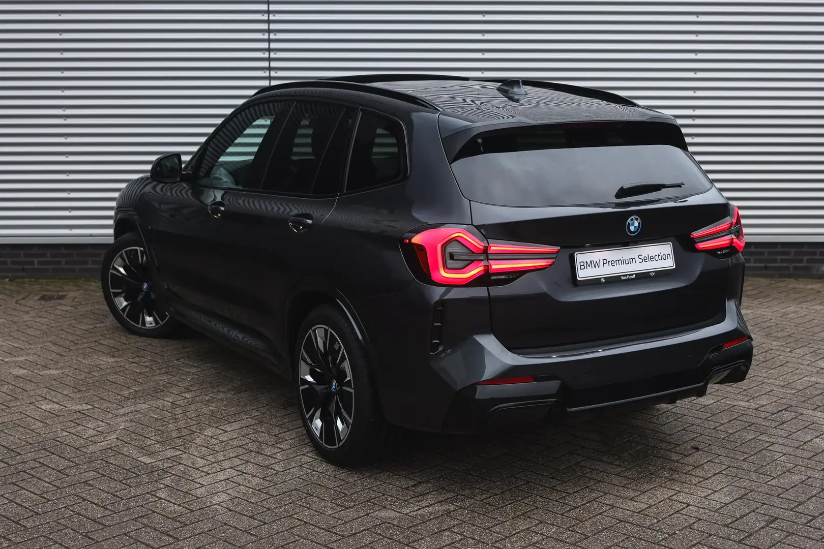 BMW iX3 Executive / 20" velgen / Sportstoelen / Achteruitr Grijs - 2