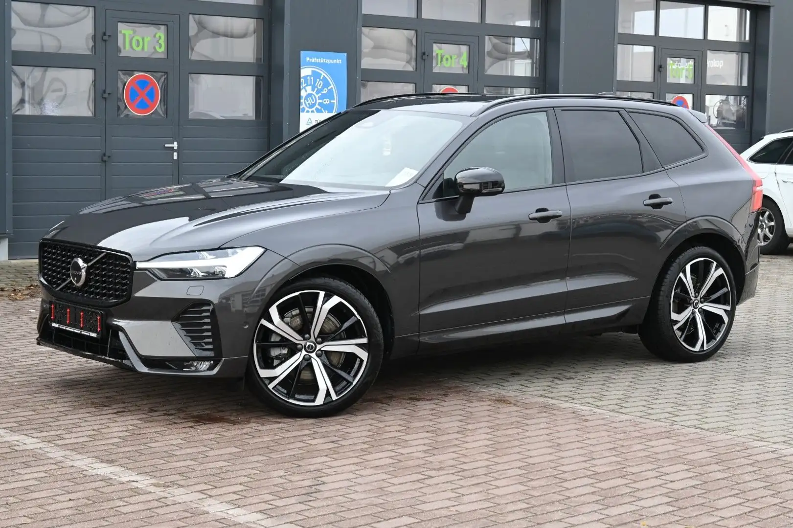 Volvo XC60 B4 AWD Ultimate Dark*LED*PANO*STHZ* Grau - 1
