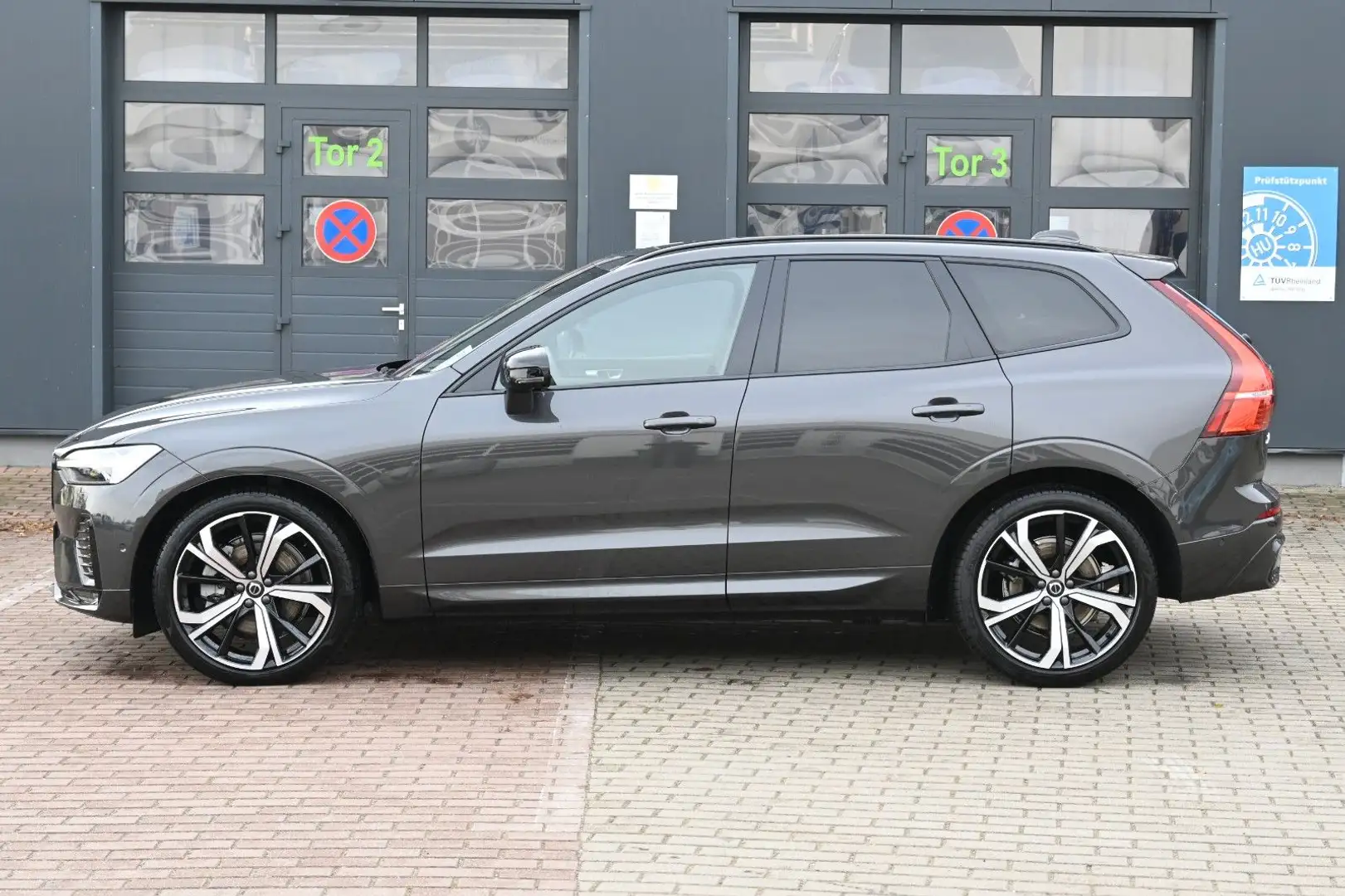 Volvo XC60 B4 AWD Ultimate Dark*LED*PANO*STHZ* Grau - 2