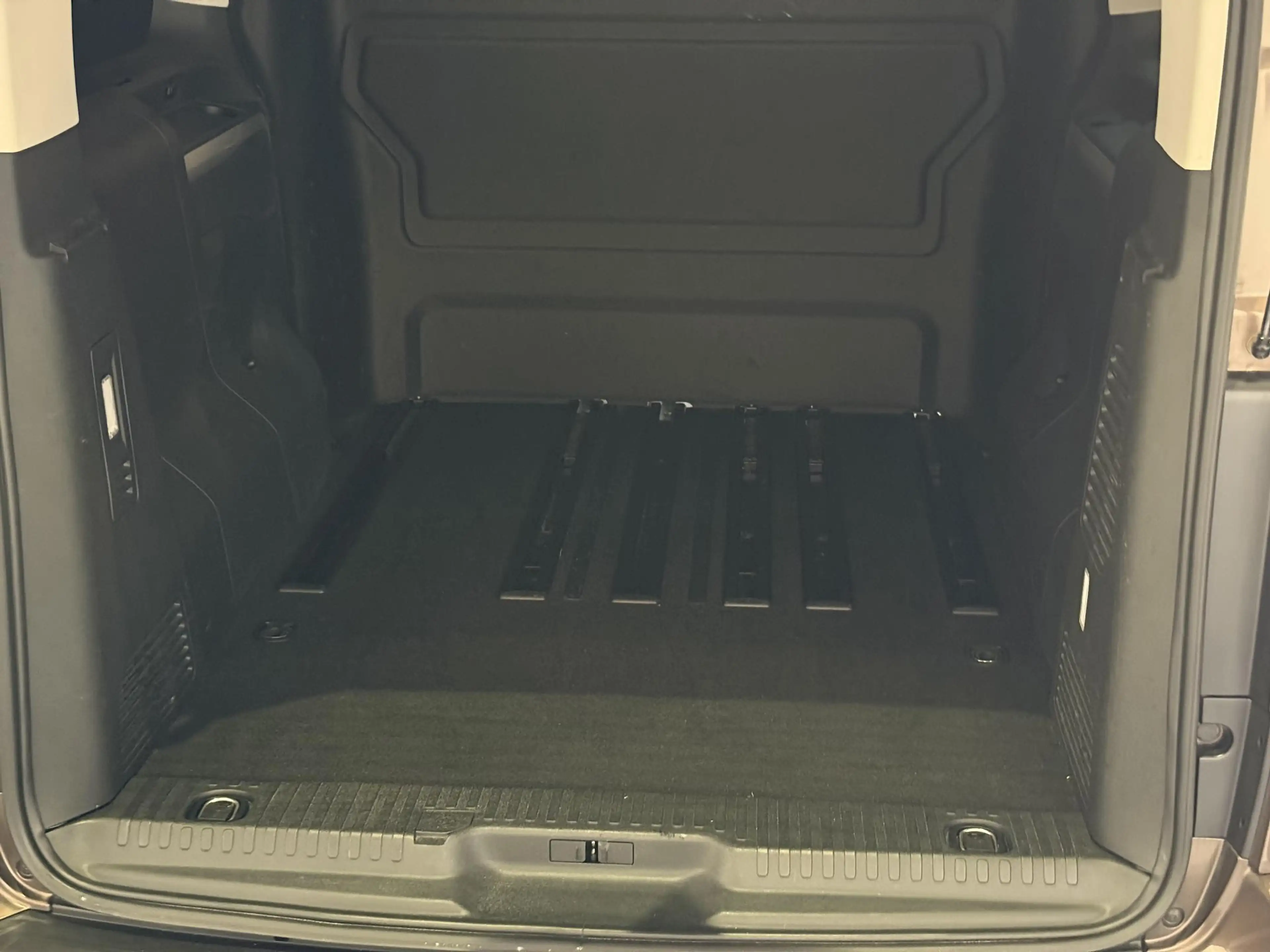 Toyota Proace Worker 2.0 D-4D Executive Long DC Verso — photo 22