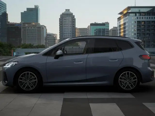 BMW 2 Series view 4