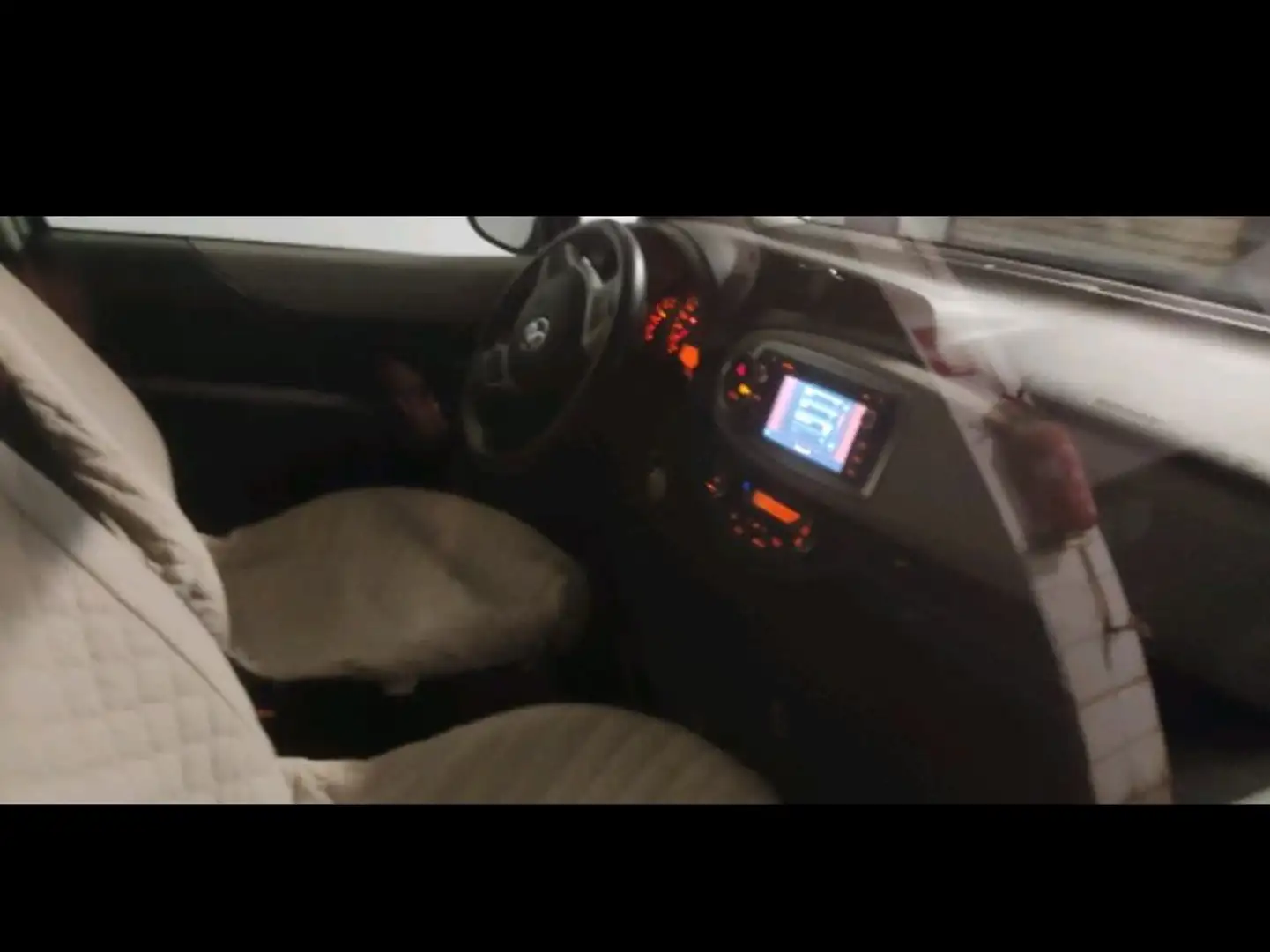 Toyota Yaris Yaris III 2011 5p 1.4 d-4d Lounge m-mt Plateado - 2