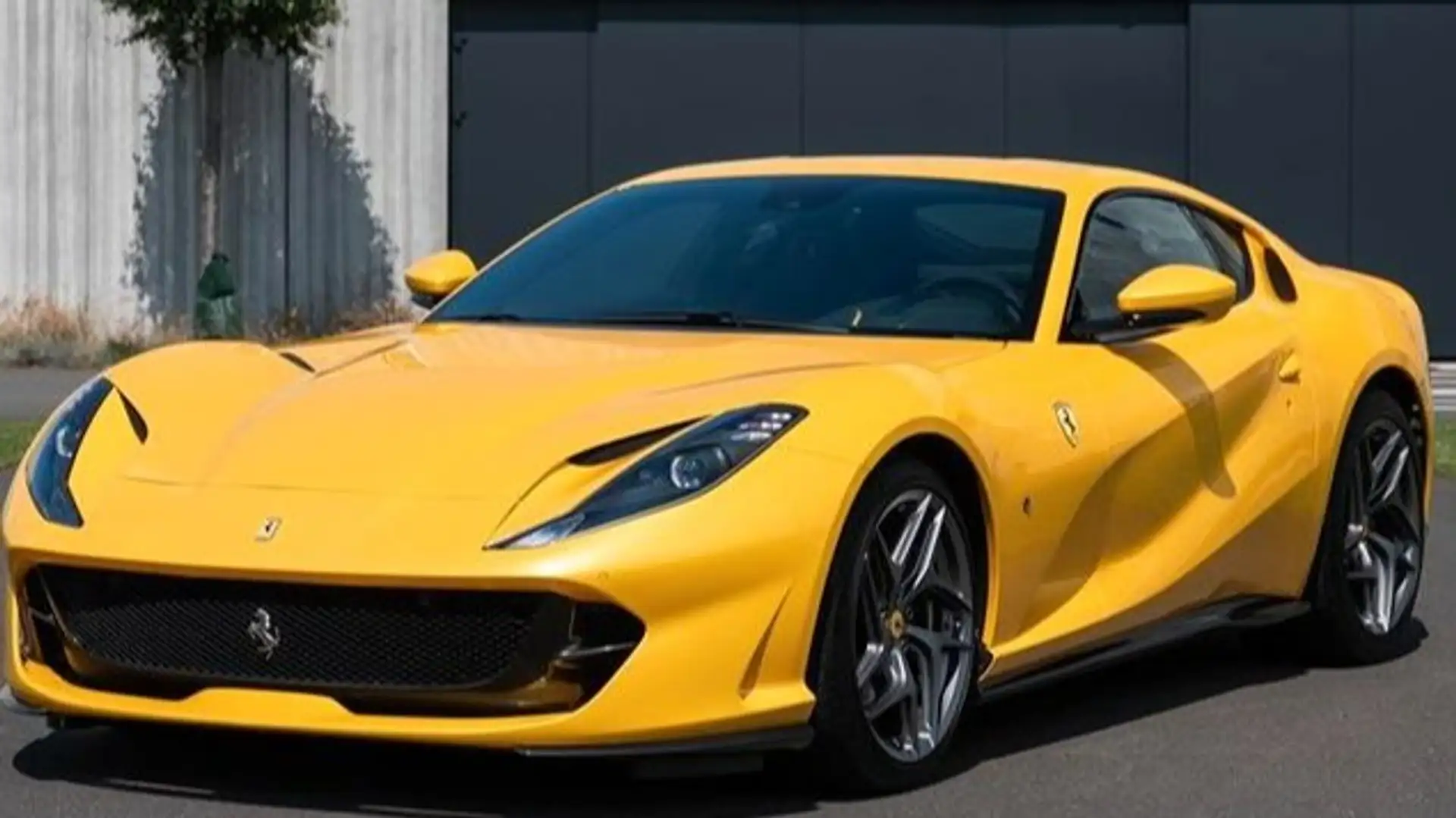 Ferrari 812 Superfast Amarillo - 2