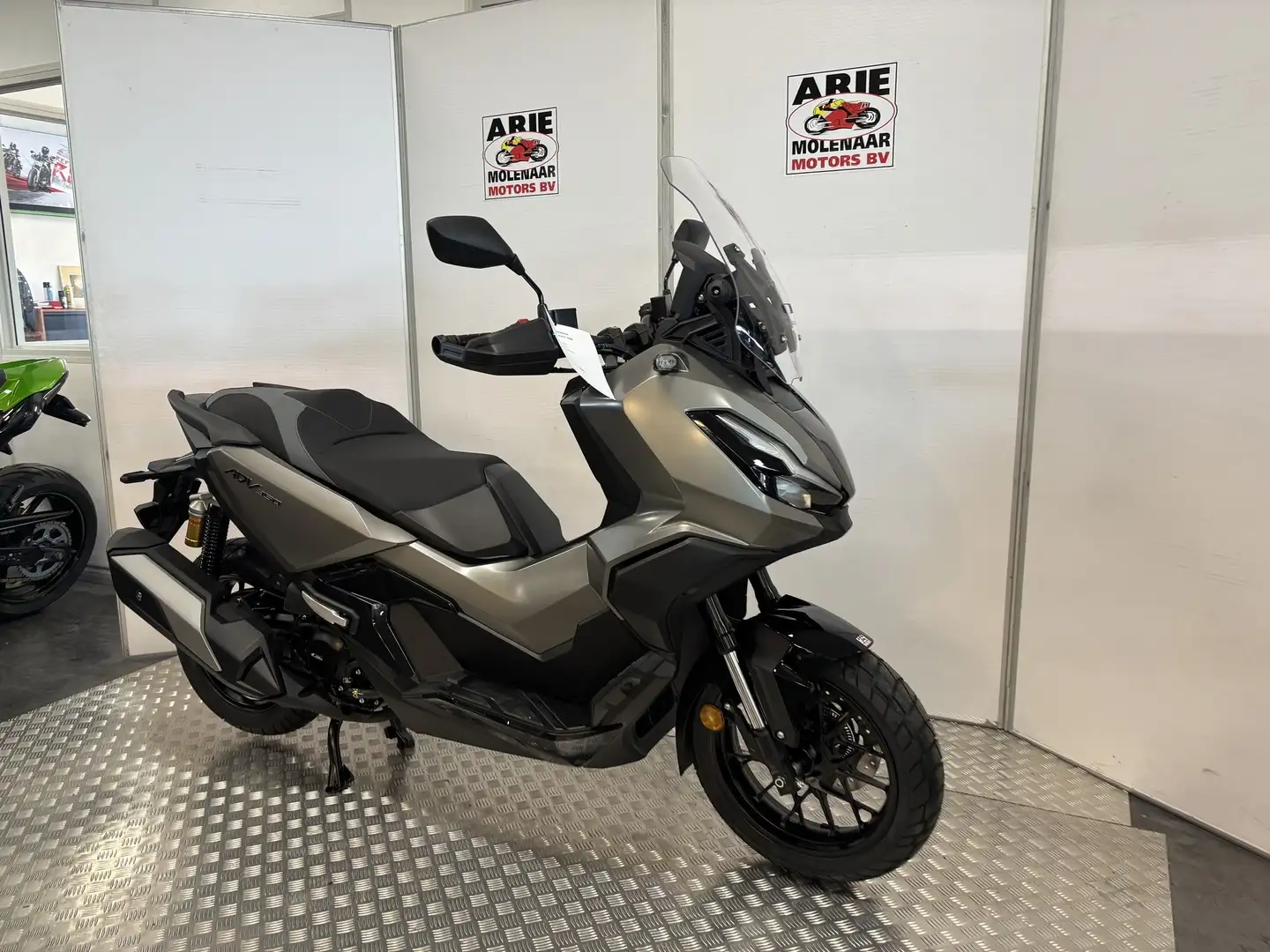 Honda ADV 350 Zwart - 2