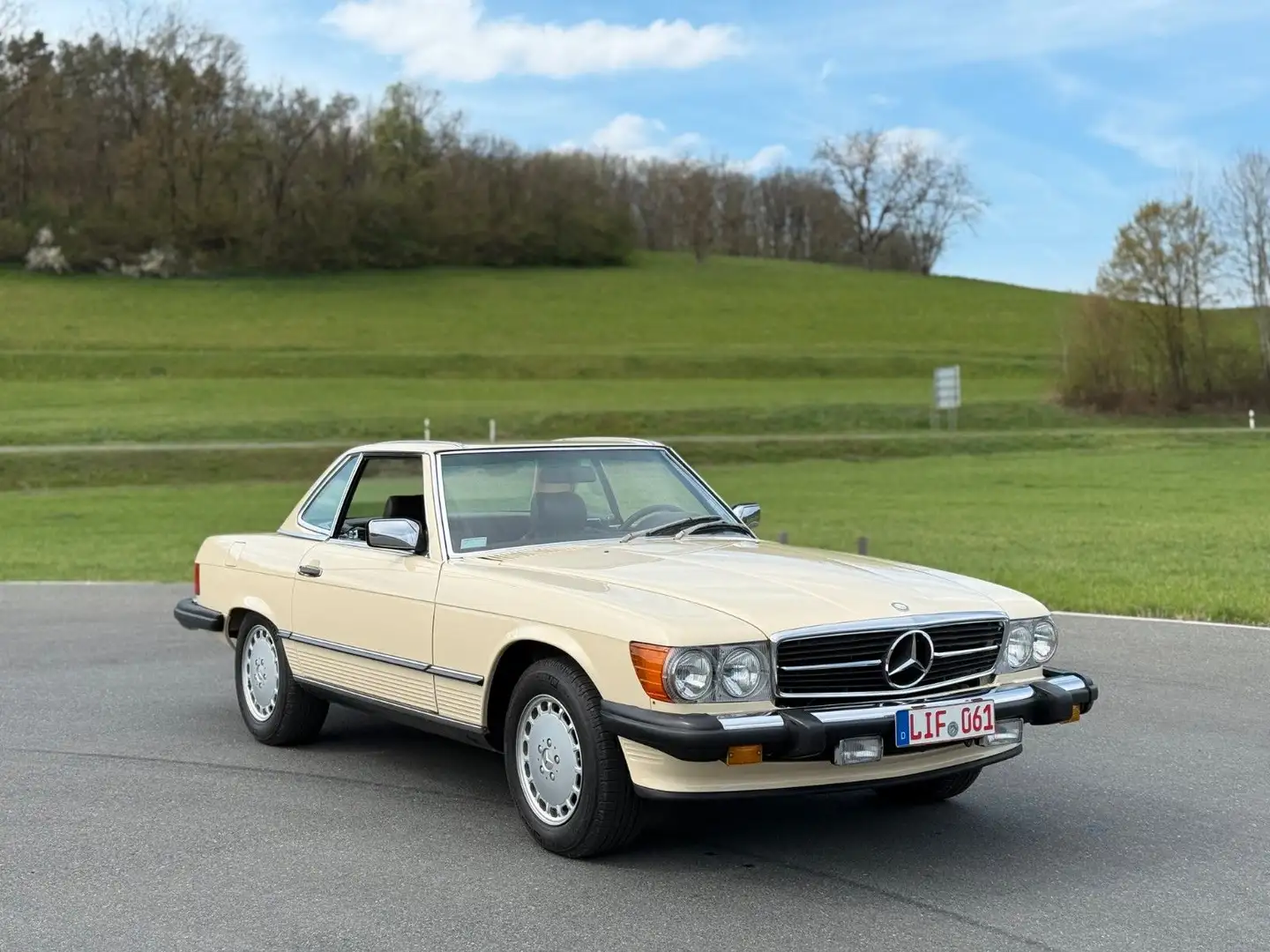 Mercedes-Benz SL 560 wenig KM neuwertiger Zustand Beige - 2