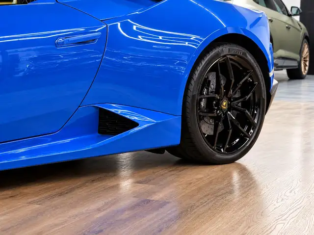 Lamborghini Huracan view 8