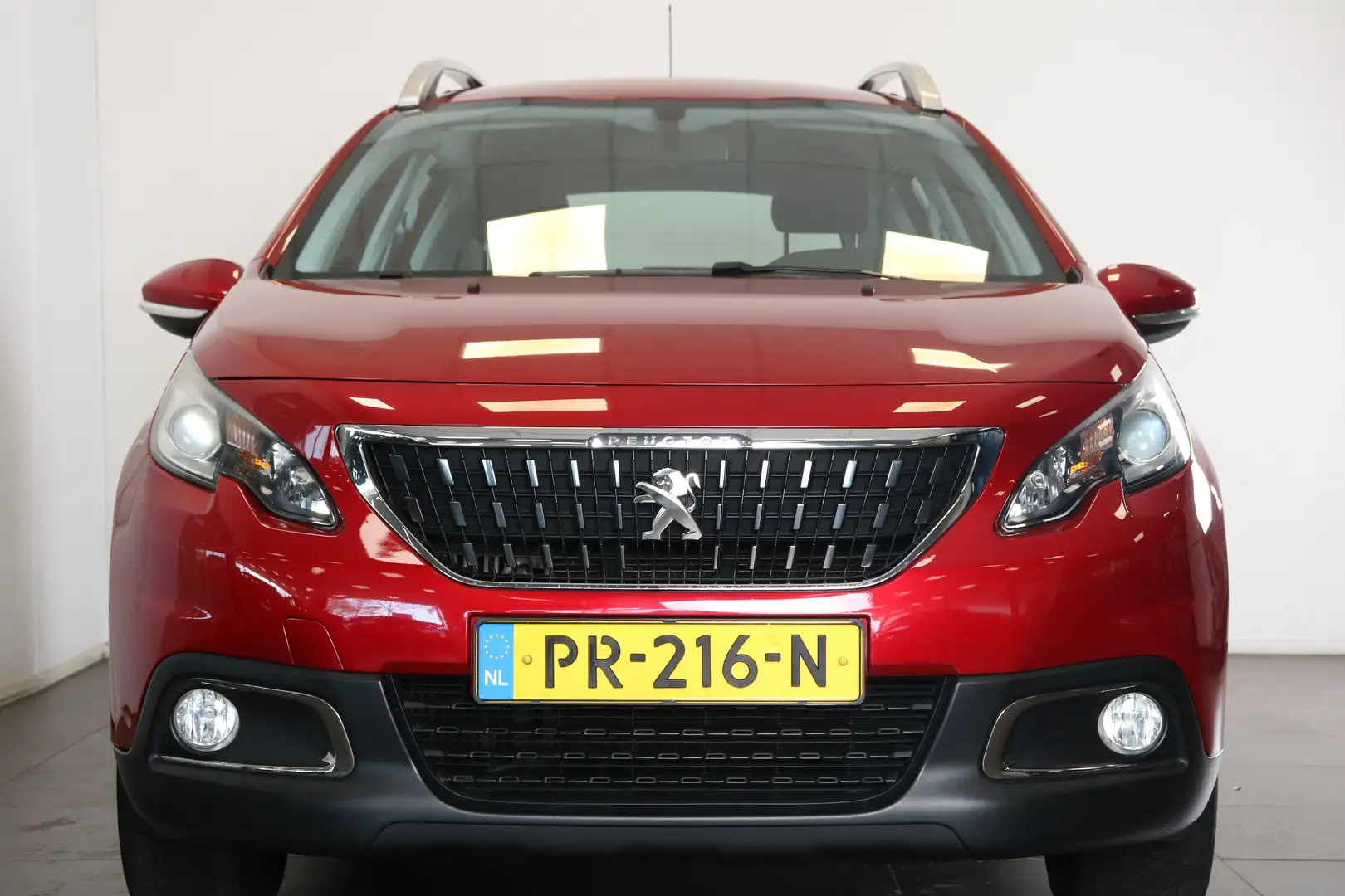 Peugeot 2008 1.2 PureTech Blue Lion 110pk | Airco | Navi | DAB Rood - 2