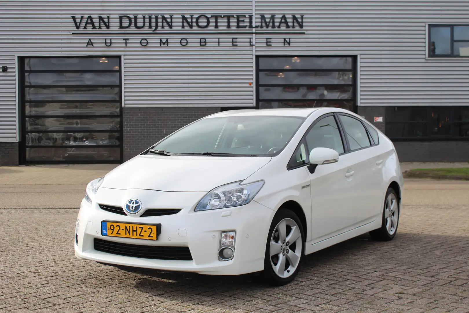 Toyota Prius 1.8 Dynamic / Leer / HUD / JBL / Camera / N.A.P. Weiß - 1