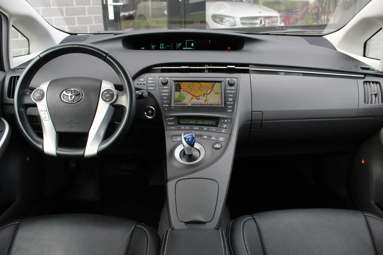 Toyota Prius 1.8 Dynamic / Leer / HUD / JBL / Camera / N.A.P. Weiß - 2