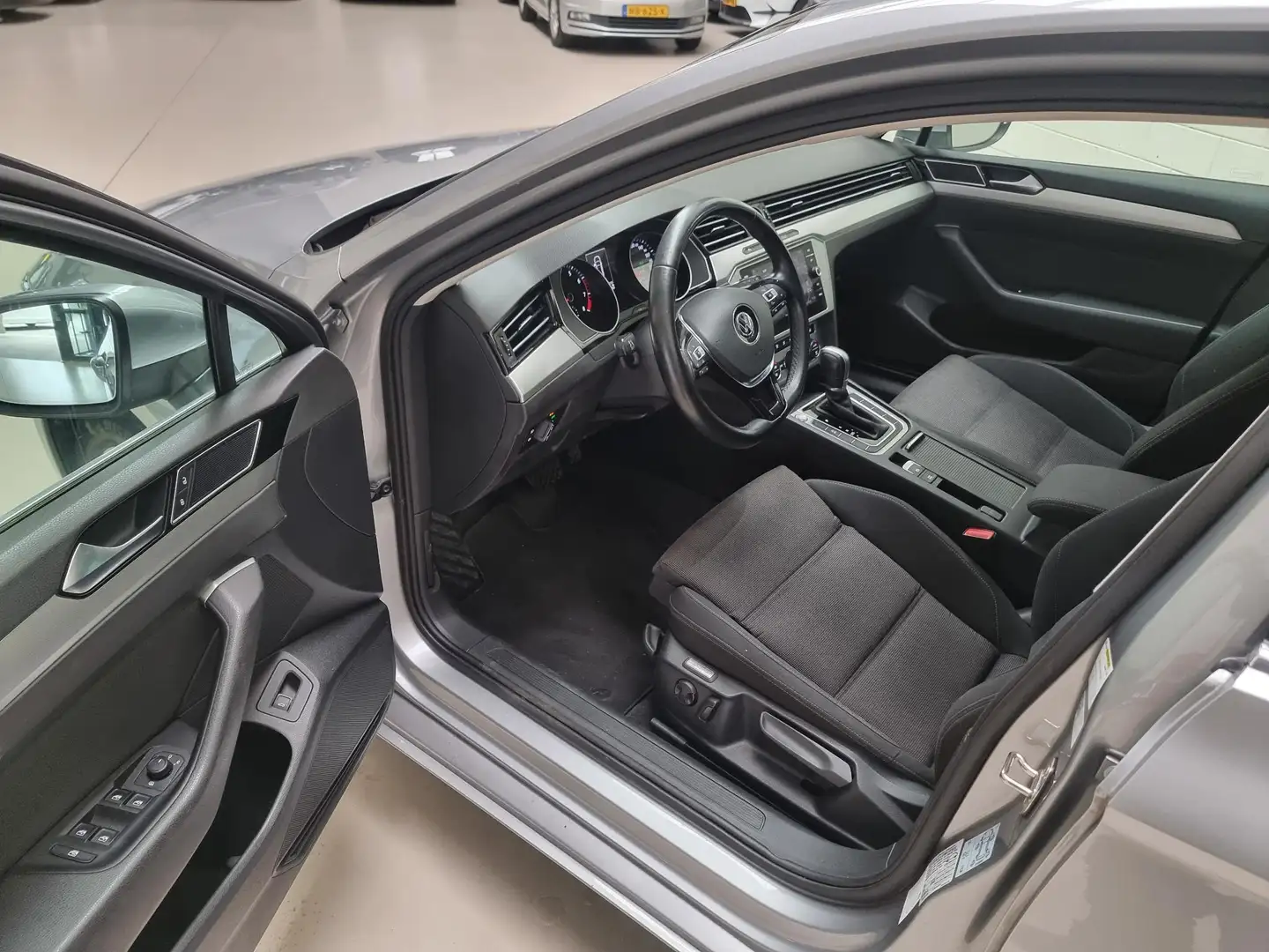 Volkswagen Passat Variant 1.4 TSI Comfortline Business Pdc | Lmv | Navi | Au Grijs - 2