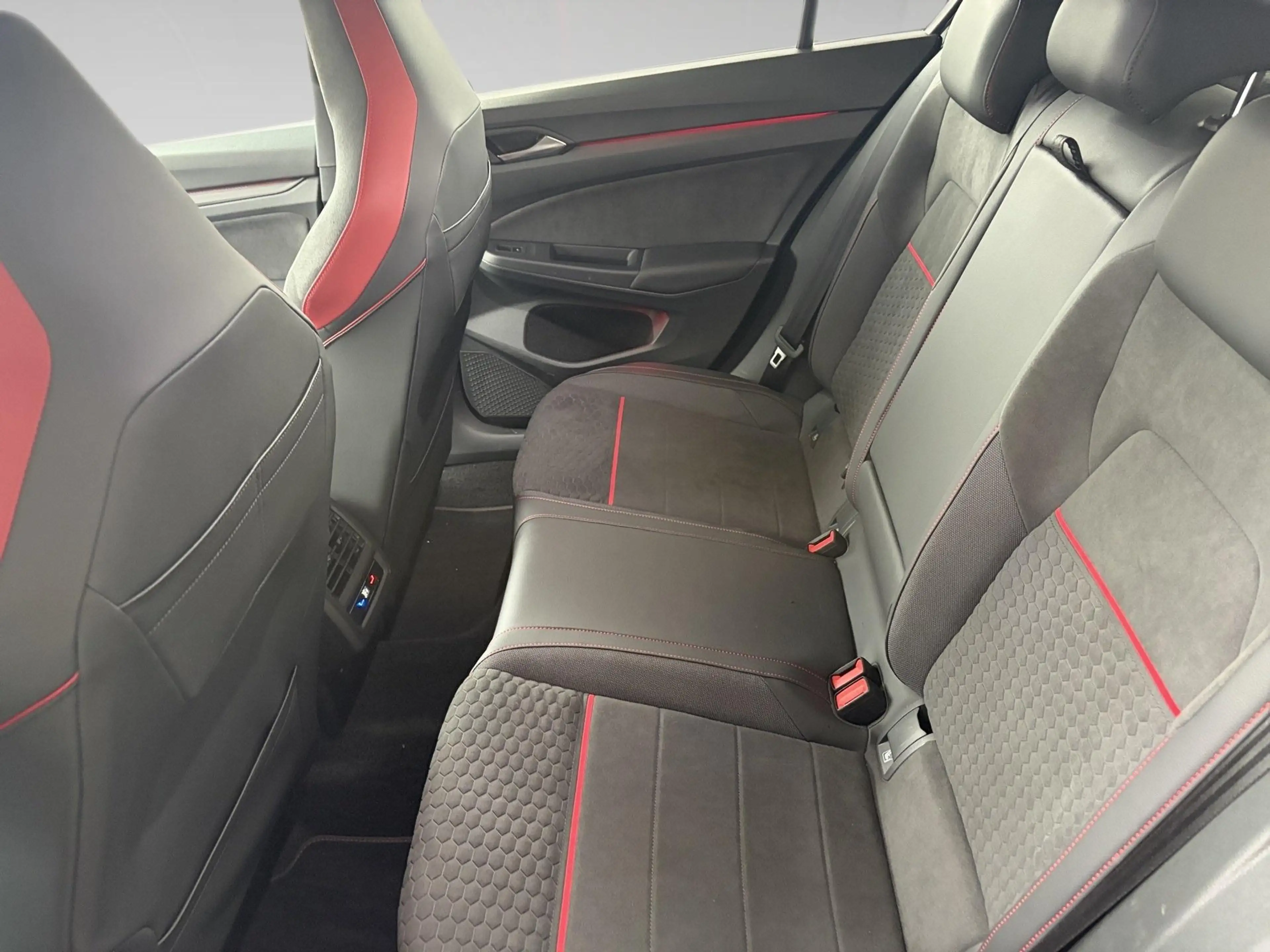 Volkswagen Golf GTI VIII 2.0 TSI 221kW Clubsport DSG — photo 11