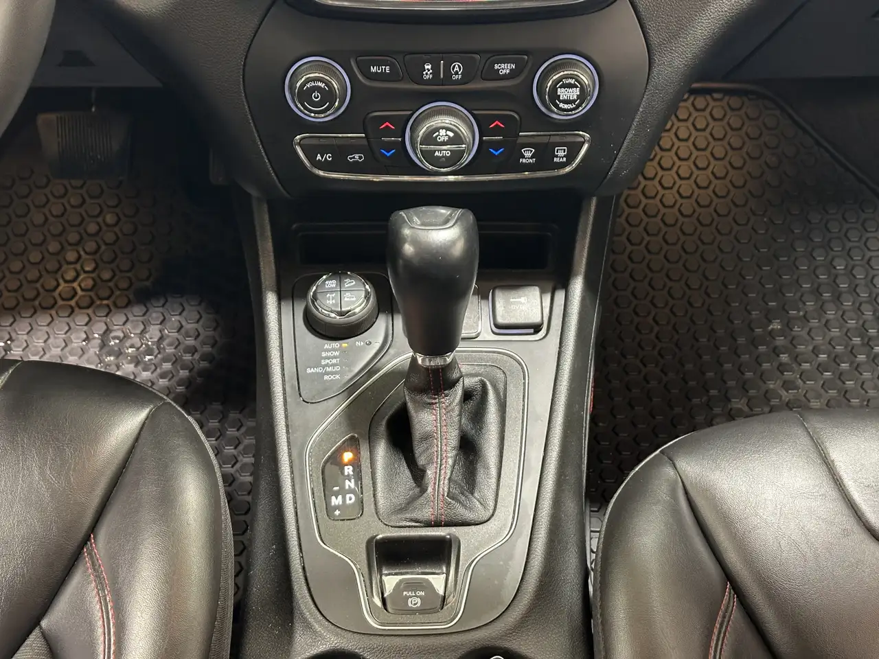 Jeep Cherokee снимка Jeep Cherokee