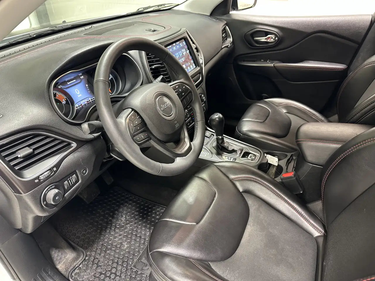 Jeep Cherokee снимка Jeep Cherokee