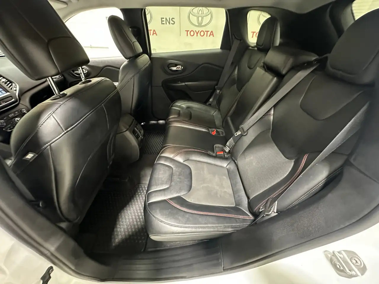 Jeep Cherokee снимка Jeep Cherokee