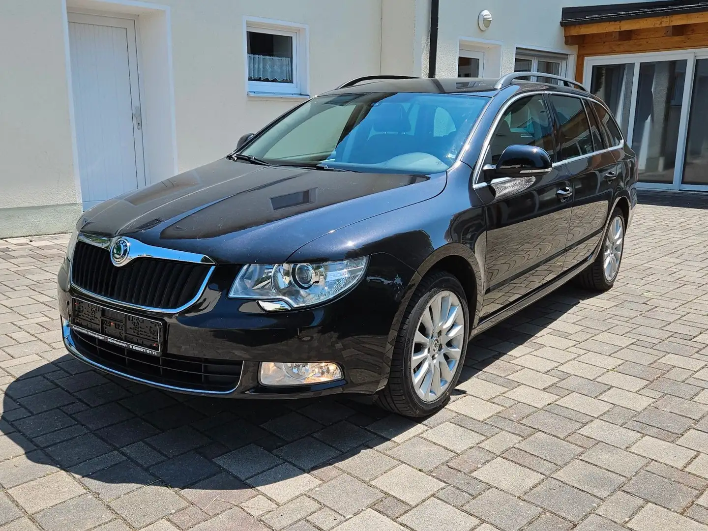 Skoda Superb Combi Exclusive Xen Navi AHK PDC 2.Hand Schwarz - 1