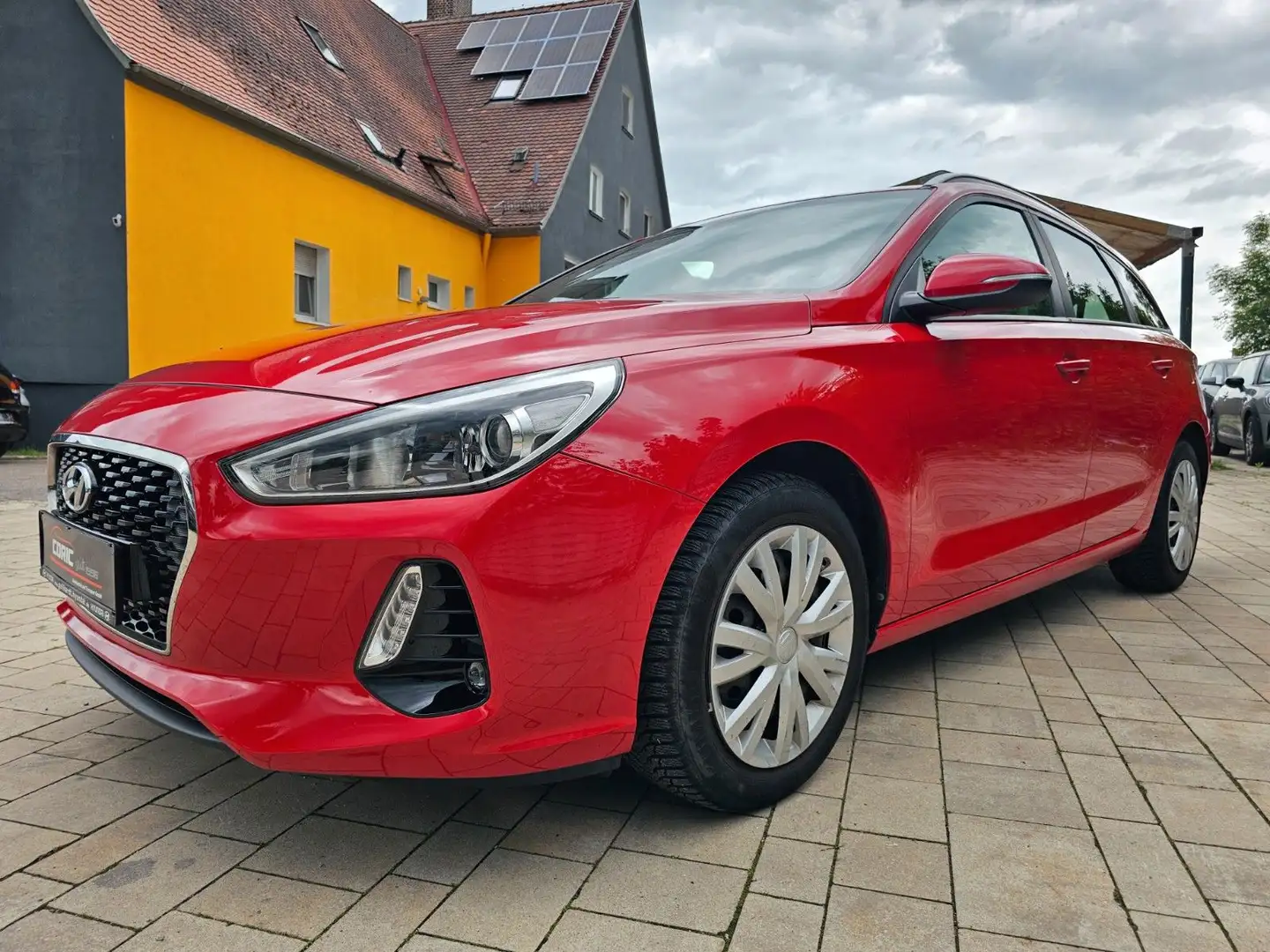 Hyundai i30 cw Family + / Hagelschaden Rot - 2