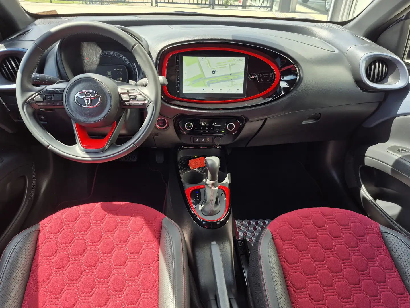 Toyota Aygo X 1.0 VVT-i S-CVT Undercover Jun Takahashi Limited | Blauw - 2