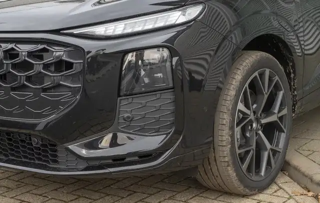 Audi Q3 view 4
