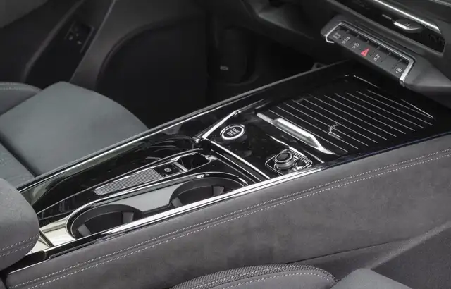 Audi Q3 view 8