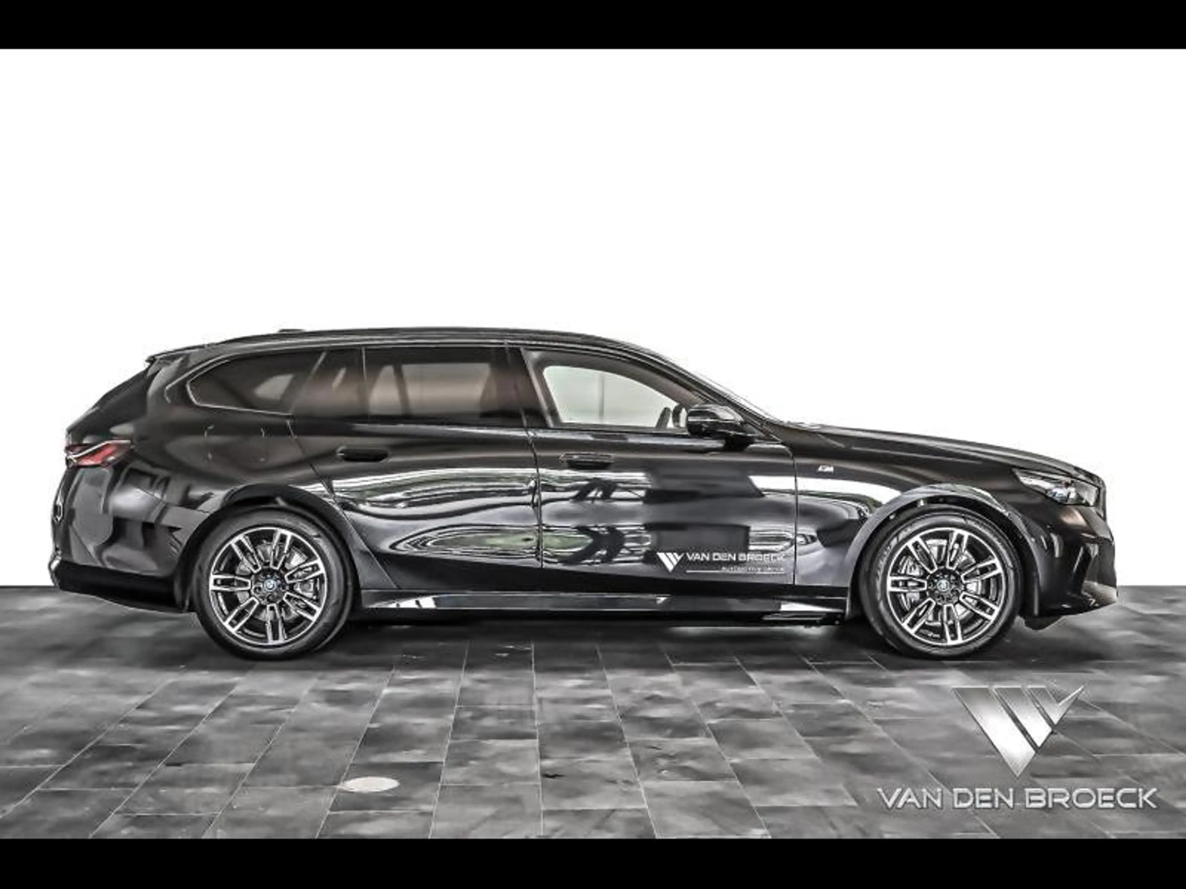 BMW i5 eDrive40 Touring B — photo 3