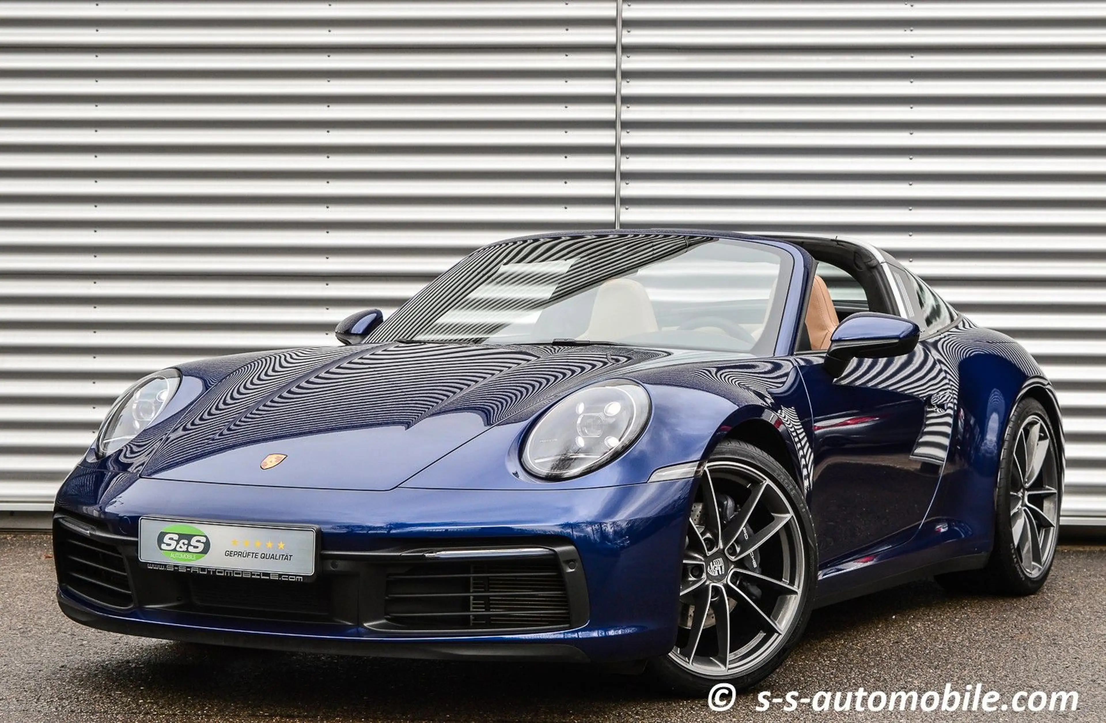 Porsche 992 Targa 4 SAGA PDLS+ BOSE Leder Beige 1.Hand