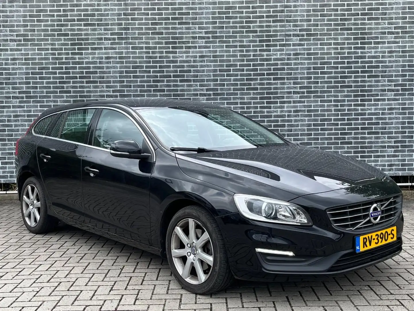 Volvo V60 2.0 T3 Polar+ Schwarz - 2