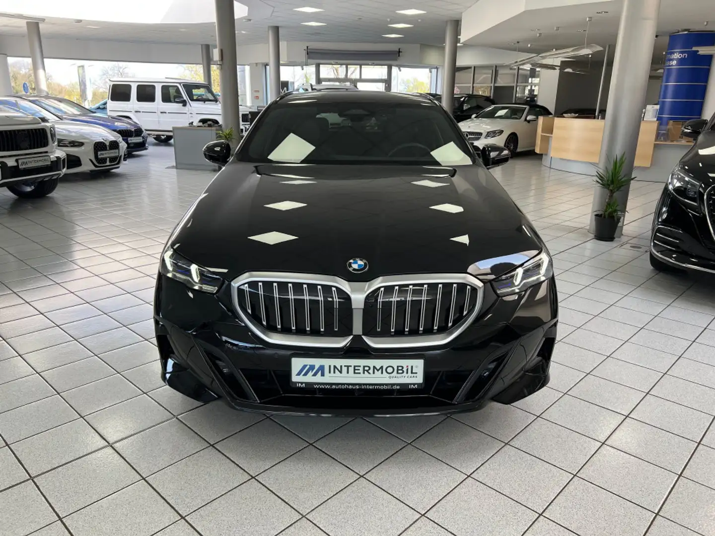 BMW 520 d xDrive M-Sport*HUD*LED*STHZG*H K*360*Live* Schwarz - 2