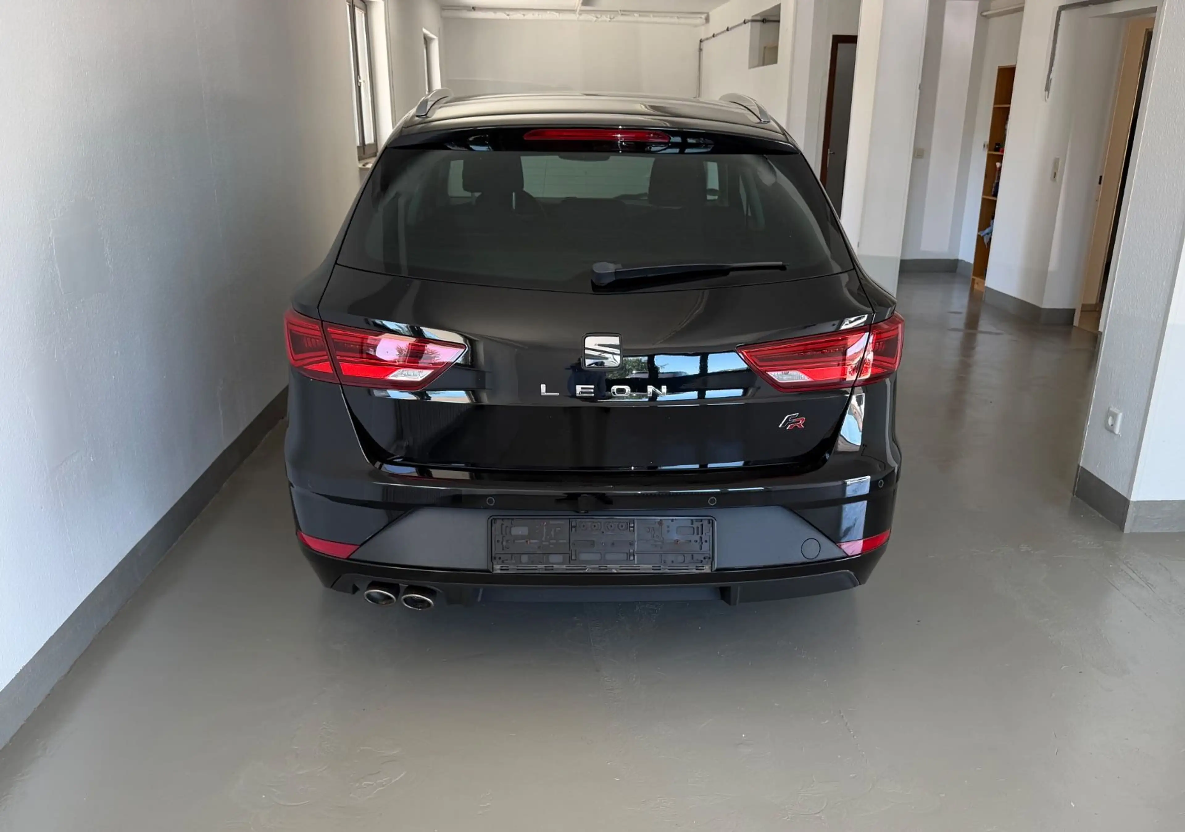 SEAT Leon ST FR 2.0TDI DSG Black Matt Edition Virtual — photo 11